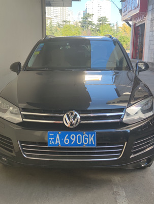 大众途锐越野车（云A690GK）